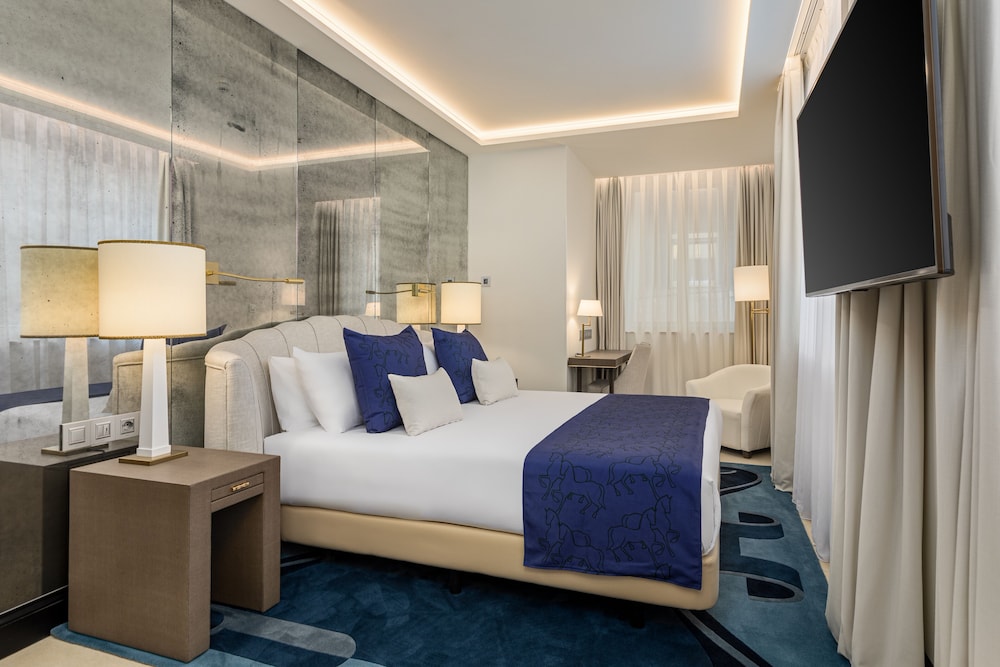 Ruim hotelkamer met comfortabel bed en eigentijds design