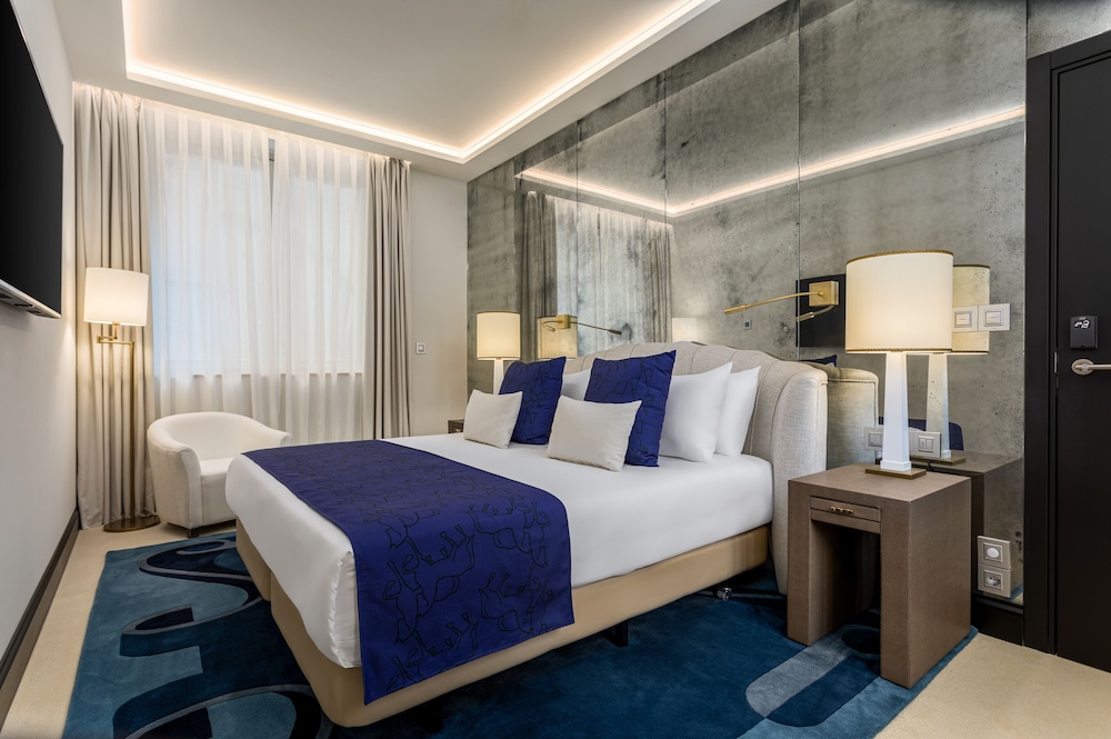Stijlvolle slaapkamer met functionele inrichting in Room Mate Filippo
