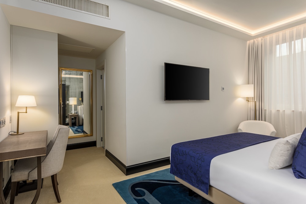 Elegante hotelkamer met minimalistisch interieur en comfort