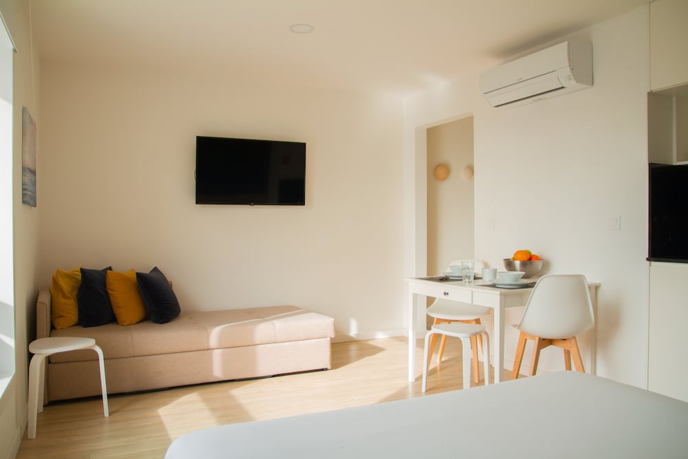Hotelkamer met elegante inrichting en natuurlijke verlichting