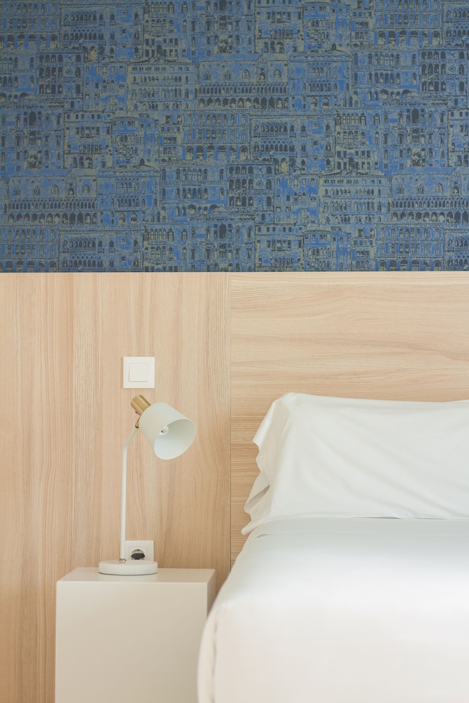 Gastenkamer met werkplek en minimalistisch design