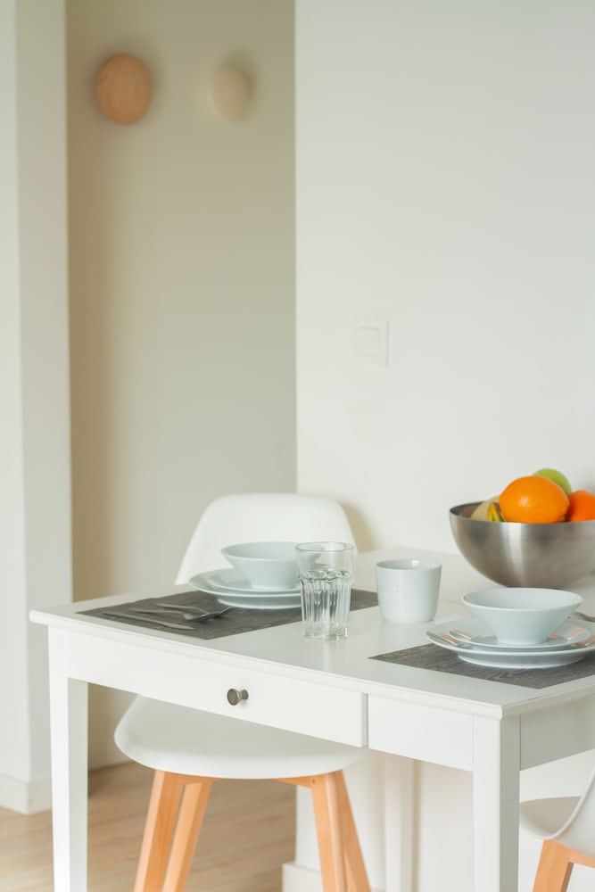 Bedroom met hoogwaardig beddengoed en hedendaagse afwerking