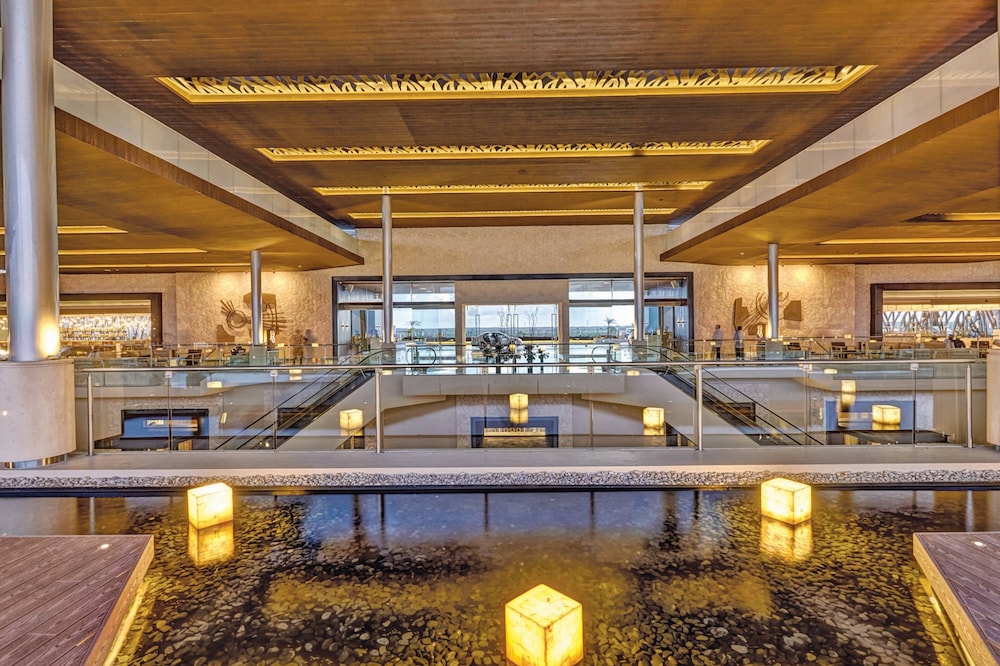 Elegant ingerichte lobby van Royalton Riviera Cancun