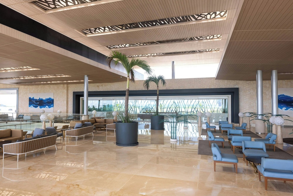 Ingangshal met modern design Royalton Riviera Cancun