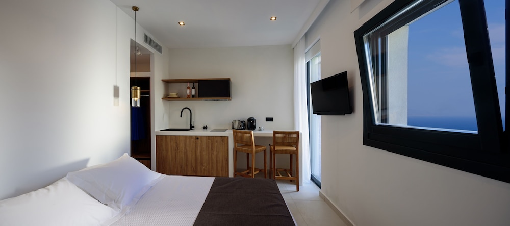 Ruim slaapvertrek met eigentijds comfort in Ryolithos Suites