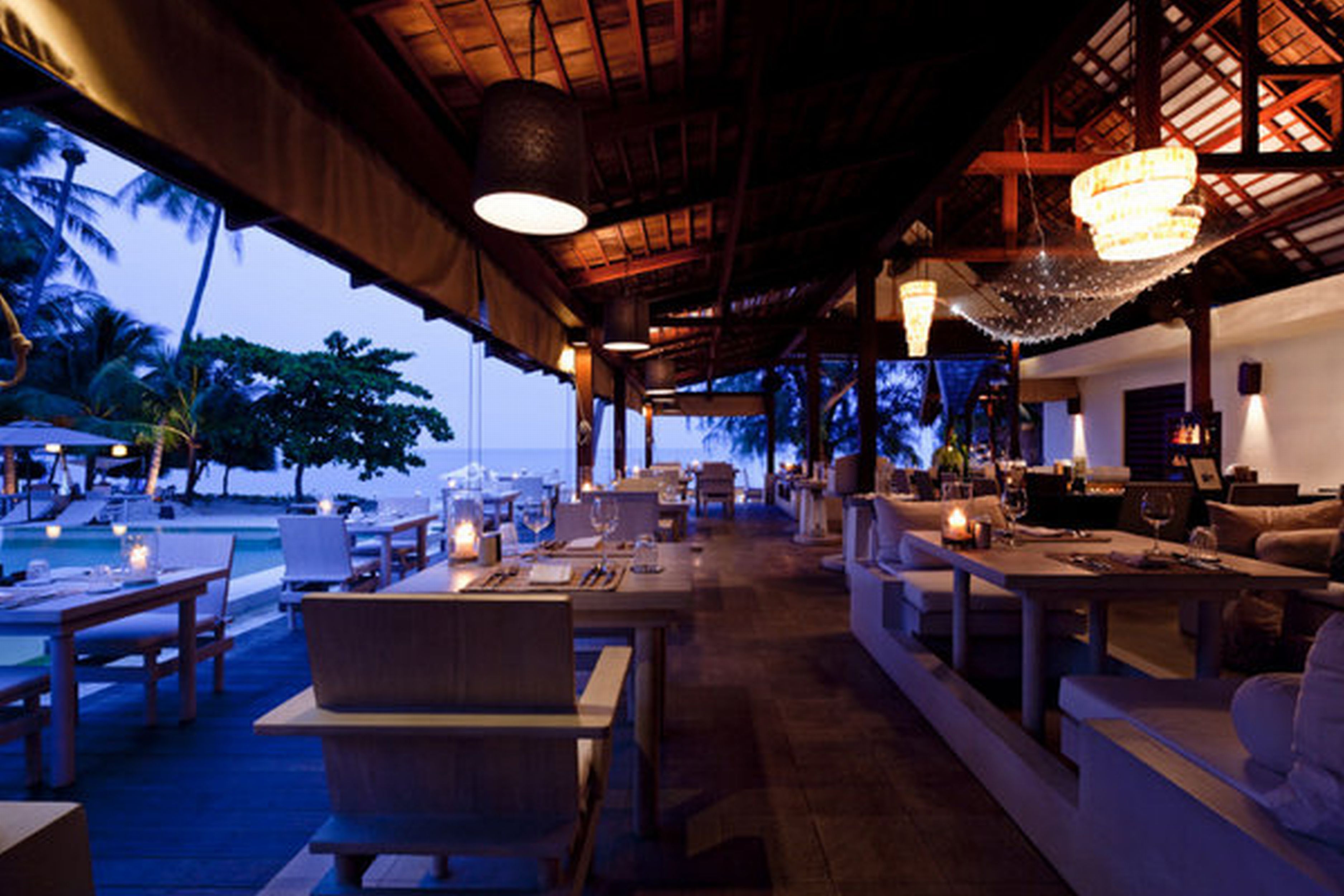 Beachfront ligging van SALA Samui resort op Koh Samui met zee en zand