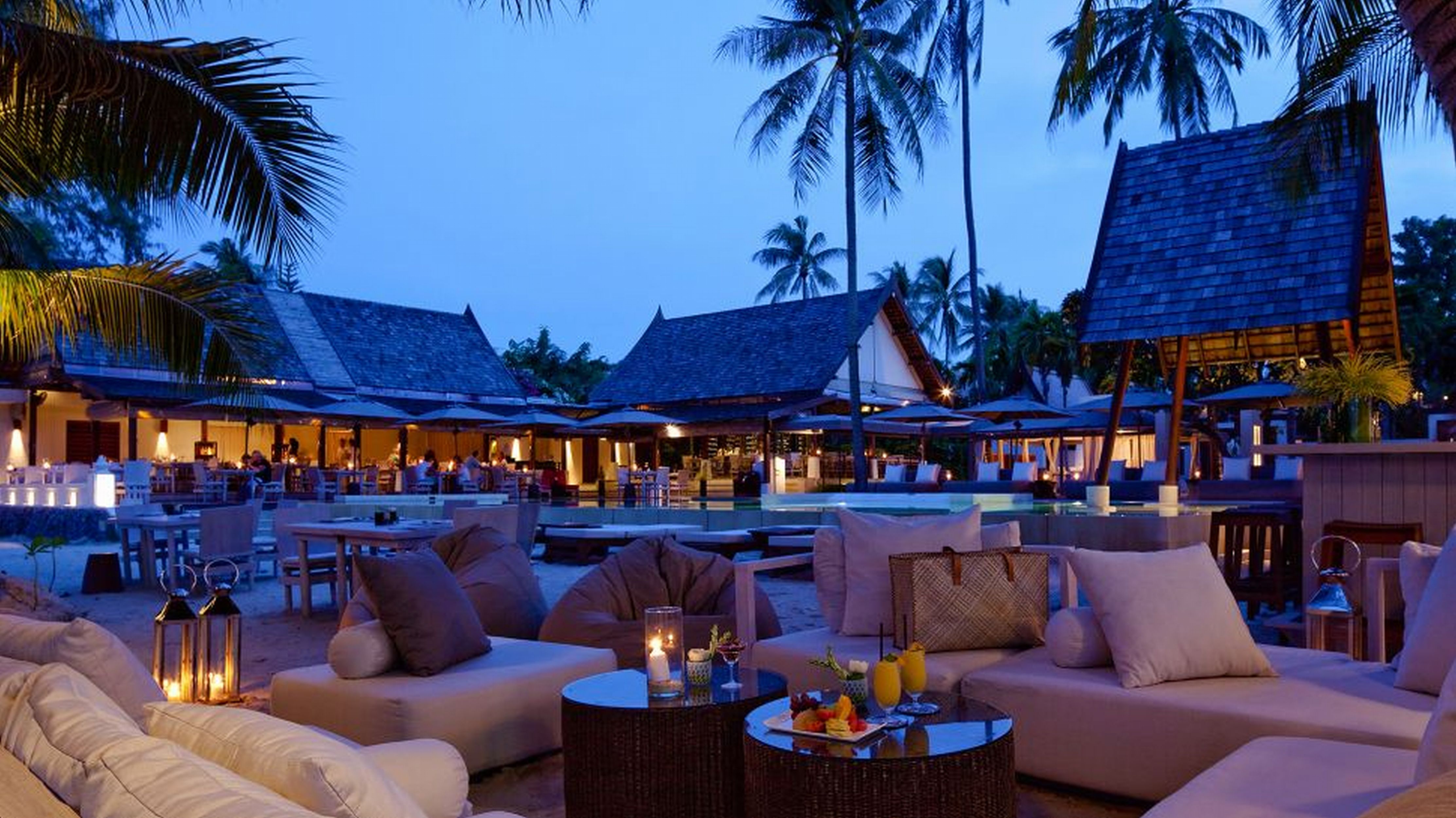 Overzicht van houten bungalows en gastenpaviljoens aan de kust Choengmon