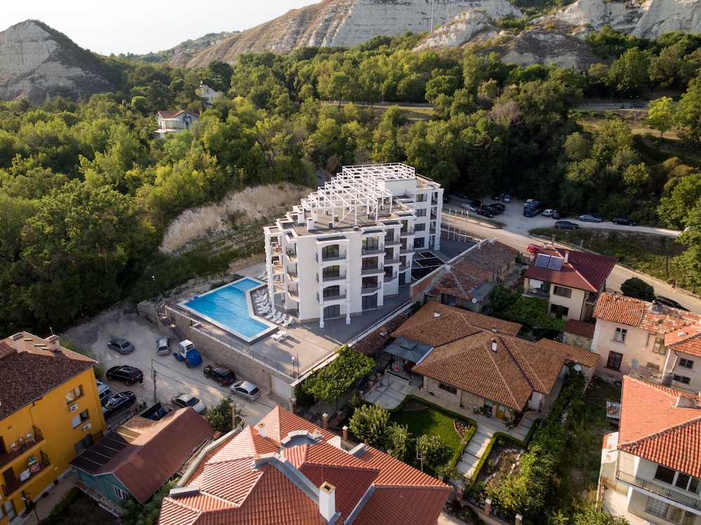 Drone-opname Samara Hotel in het landschap