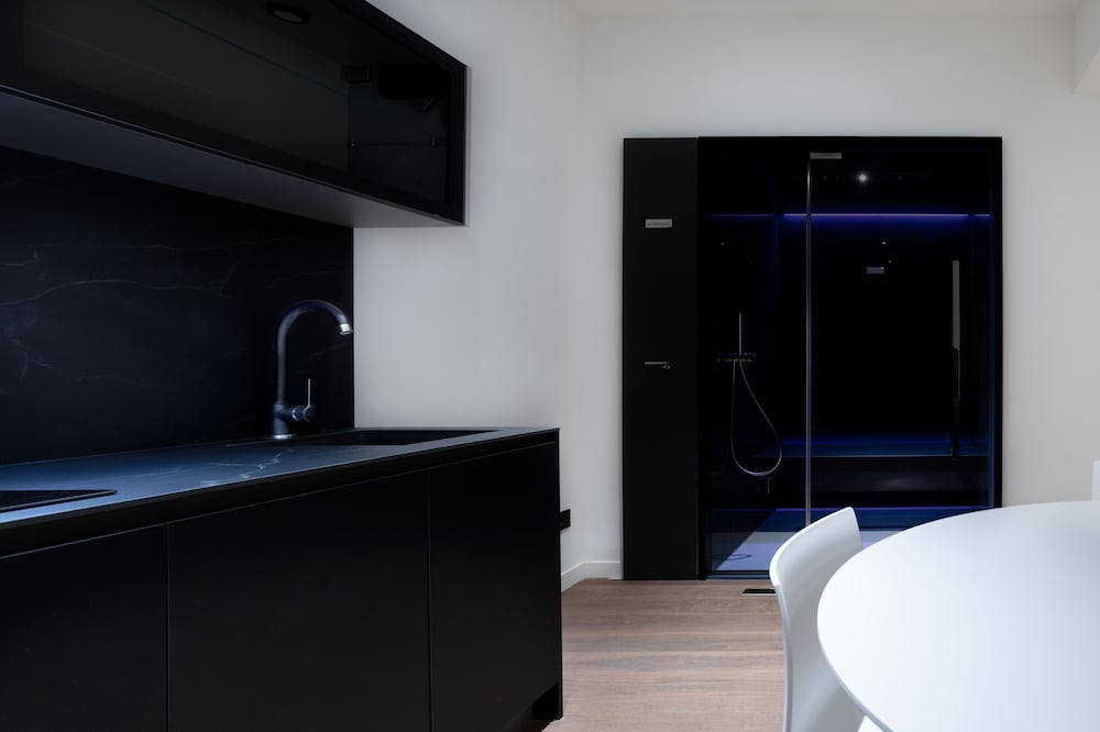 Comfortabele gastenkamer met nachtkastje en wandlamp