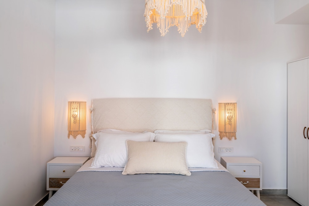 Slaapkamer met kingsize bed in Santorossa Luxury Villas