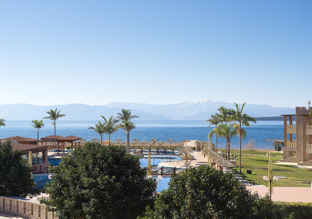 Voorkant SEAFOS Luxury Resort & Spa Nafplio in avondlicht