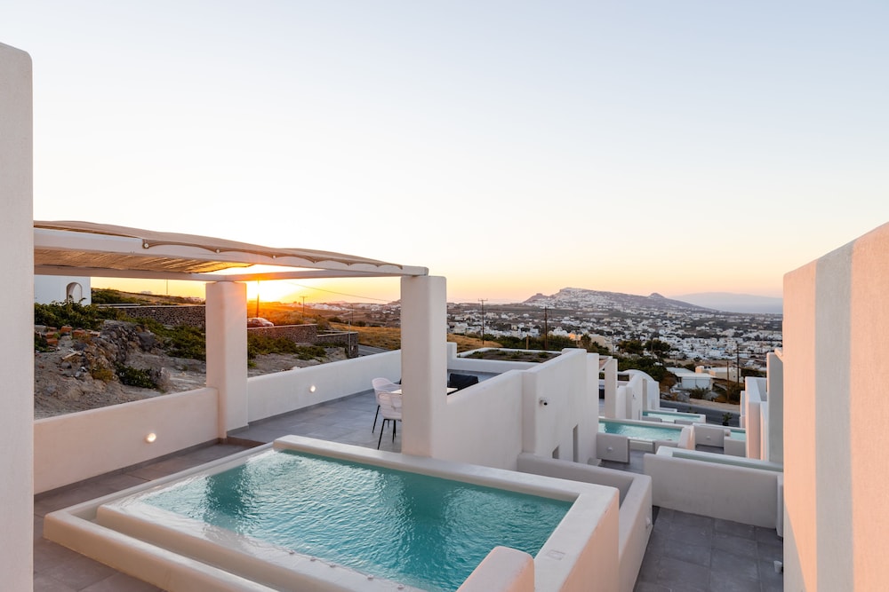 Hoofdingang Serapias Suites met welkomstuitstraling