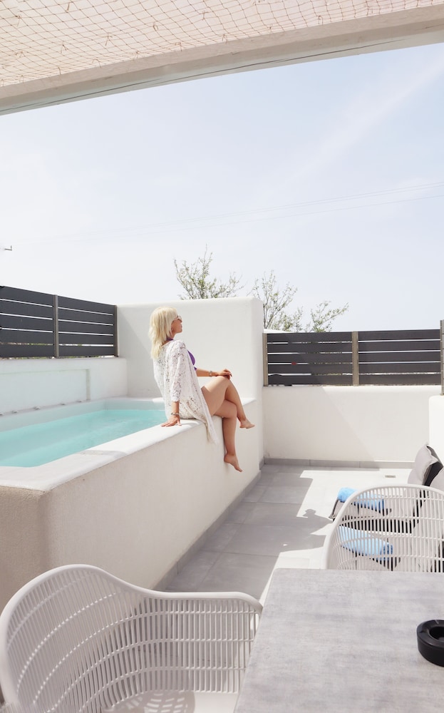 Exterieur Serapias Suites omgeven door natuur