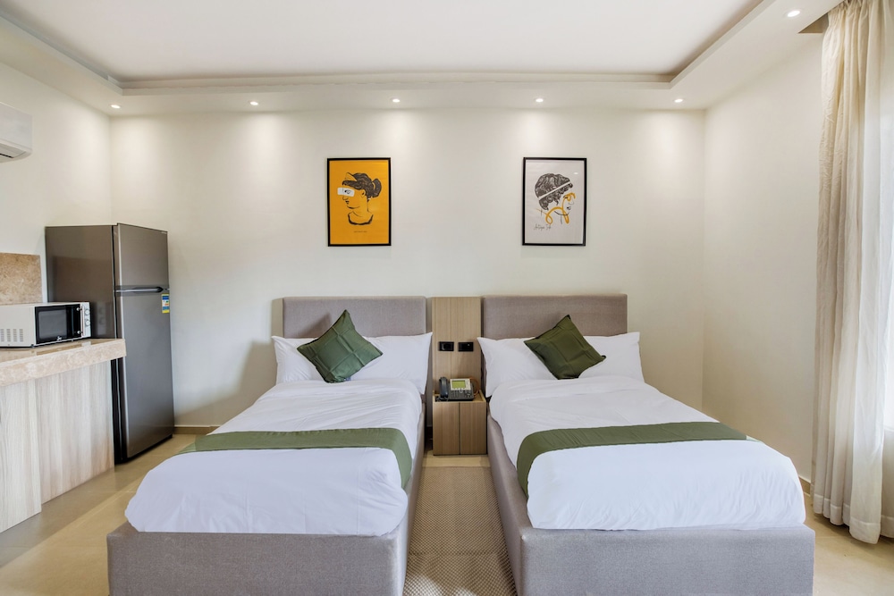 Ruim en modern hotelkamer interieur in Seven Stays Zayed