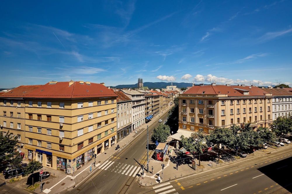 Ingang van Sheraton Zagreb Hotel met portiek en glazen deuren