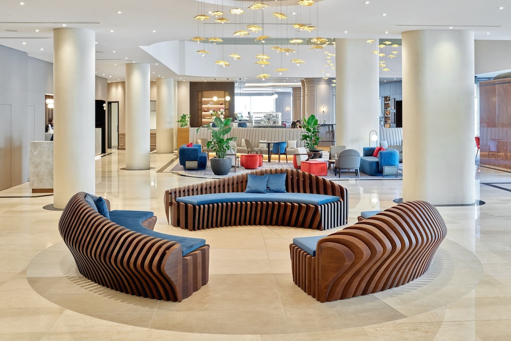 Luxe lobby van Sheraton Zagreb Hotel met marmeren vloer