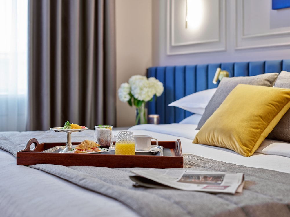 Ruim hotelkamer met tweepersoonsbed in Sheraton Zagreb