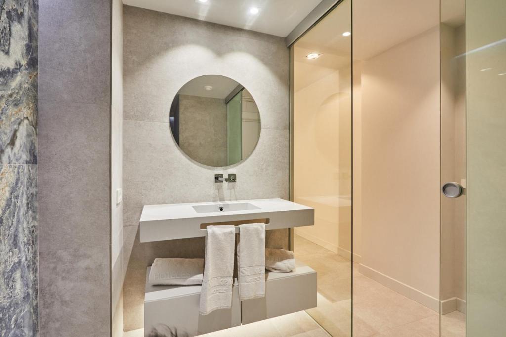Badkamer met ligbad — Silken Atlantis Suites