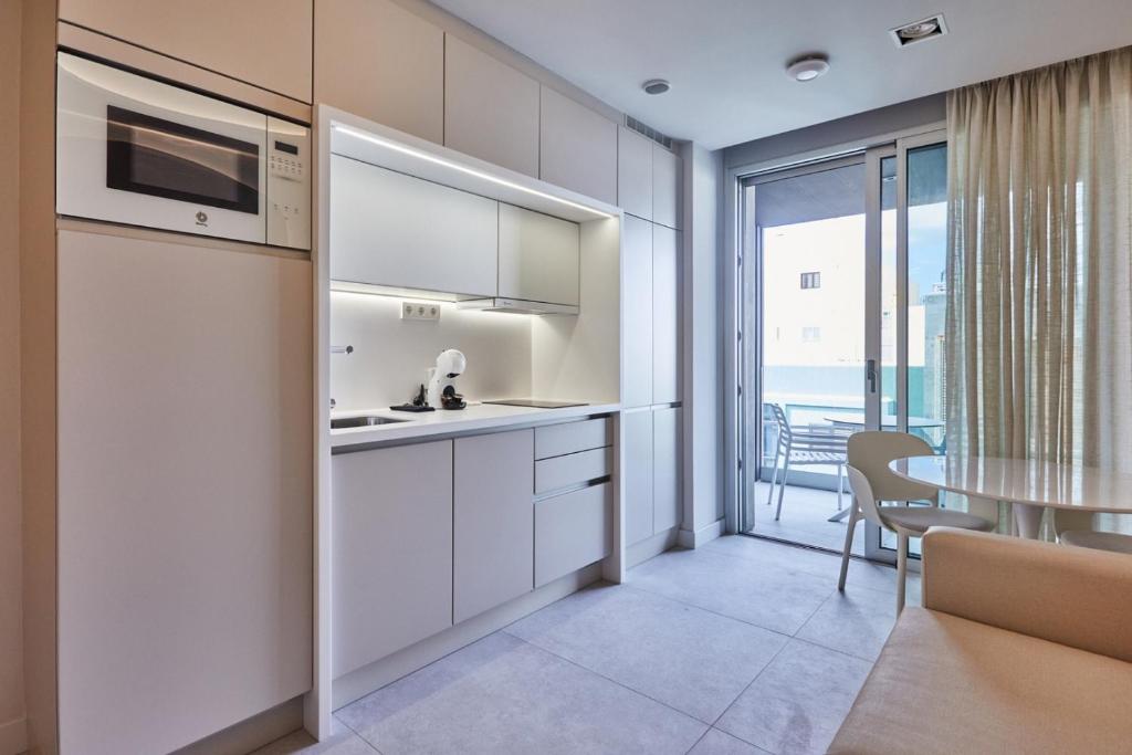 Badkamer met inloopdouche — Silken Atlantis Suites