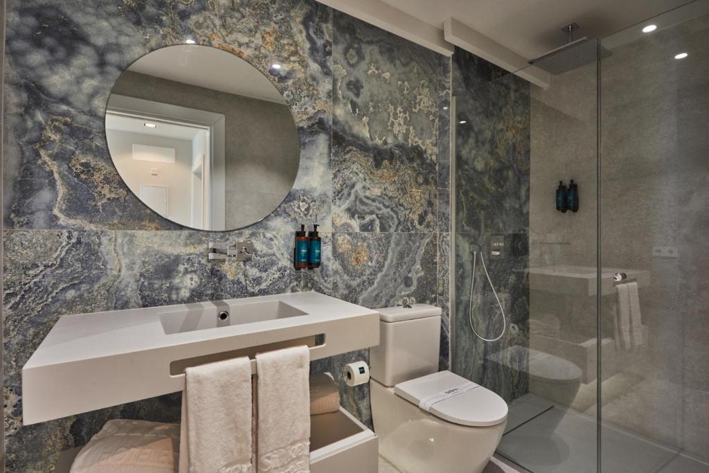 Badkamer met ligbad — Silken Atlantis Suites