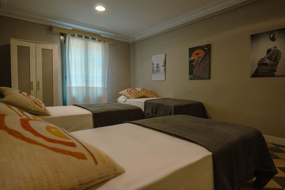 Slaapkamer met hedendaagse styling in SmartRental Barcelona Ramblas