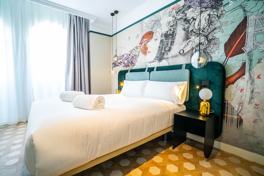 Hotelkamer voorzien van werk- en ontspanningsruimte Gran Via
