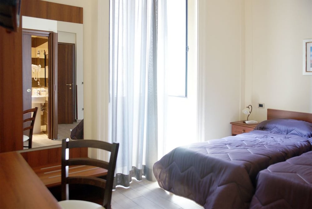 Ruime hotelkamer met inrichting