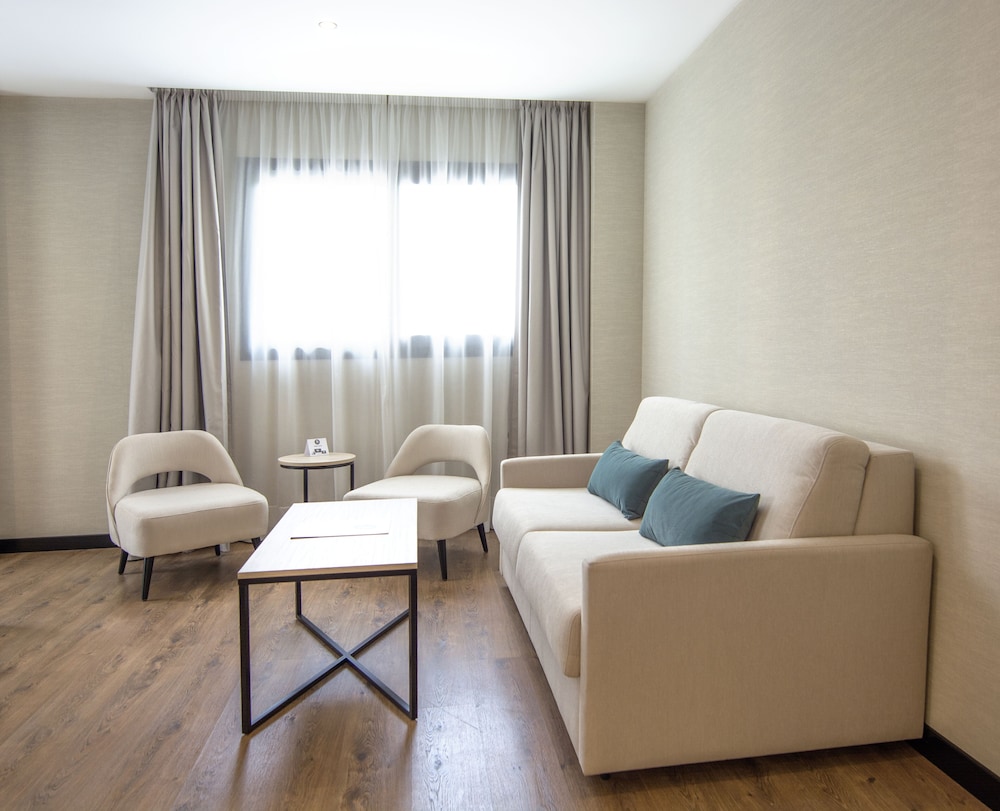 Moderne slaapkamer met grijstinten in Soho Boutique Córdoba