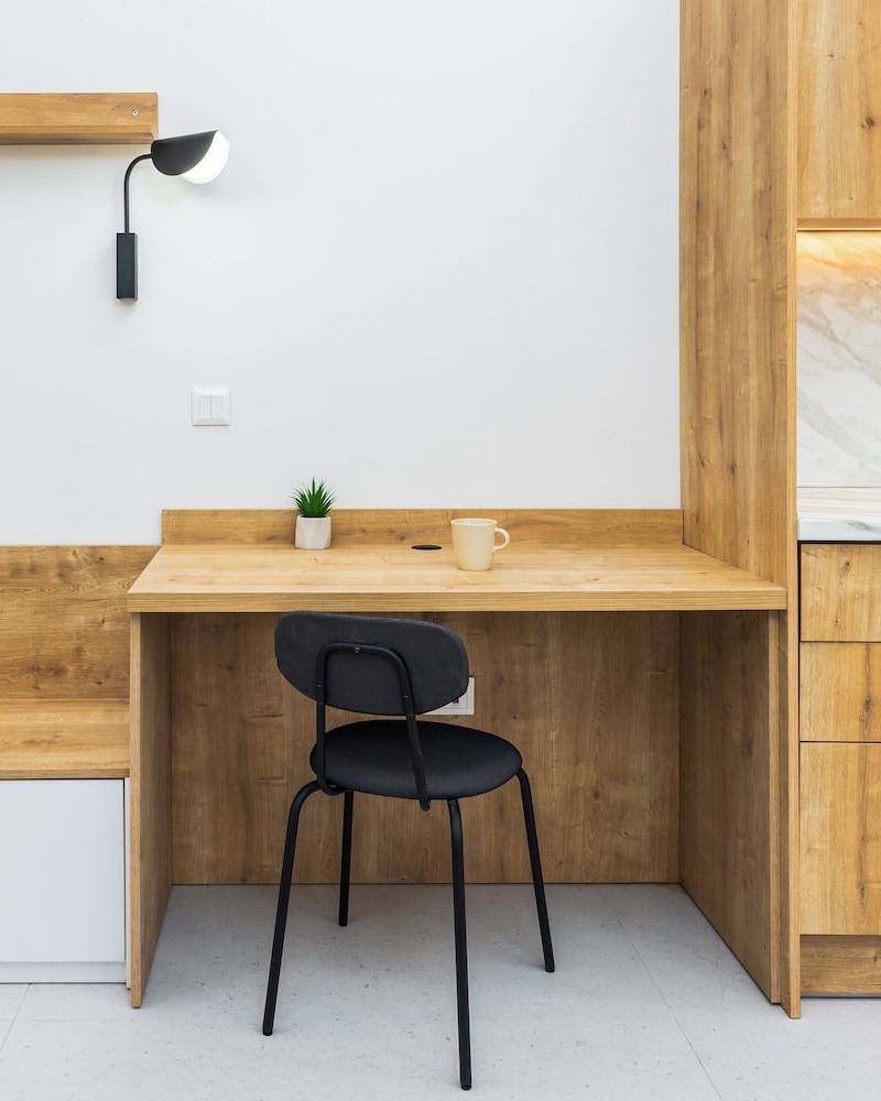 Elegante slaapkamer met hedendaagse voorzieningen