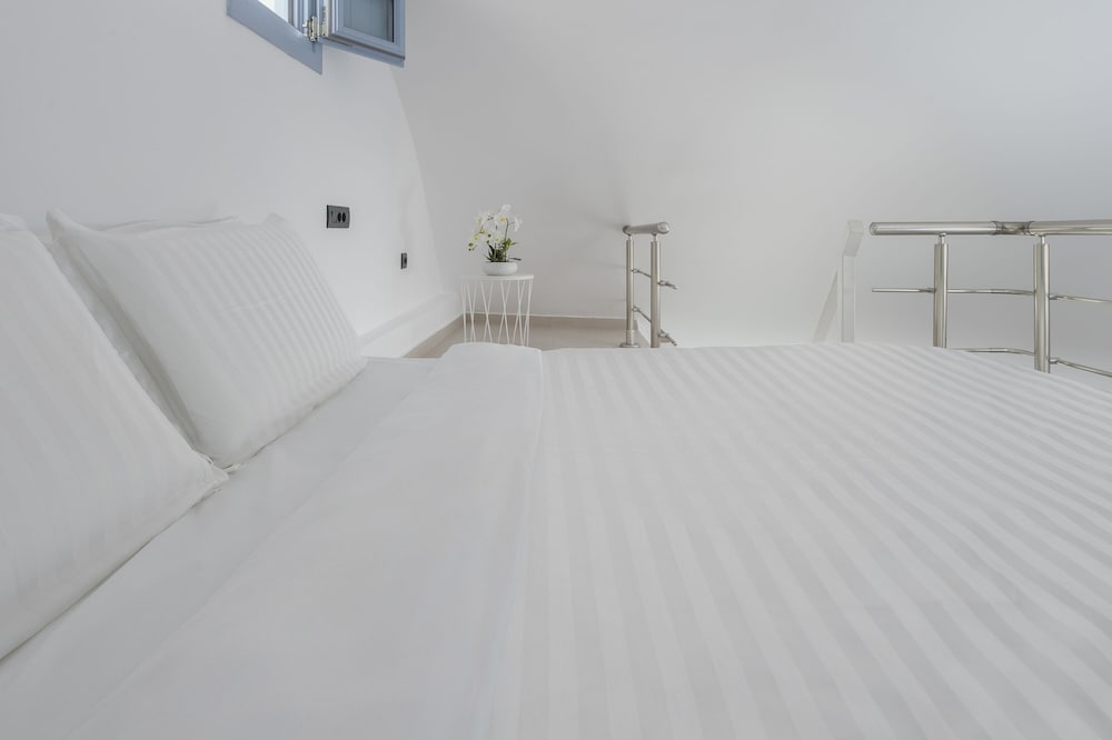 Ruime slaapkamer in Sole D'oro Luxury Suites