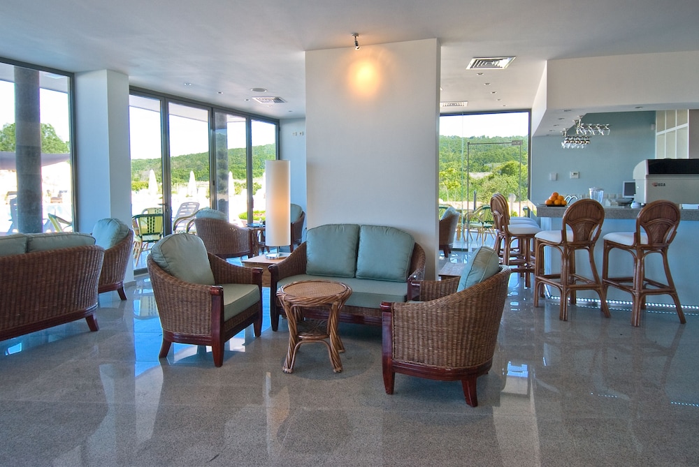 Ontspanningsruimte met comfortabele zitplaatsen in lobby