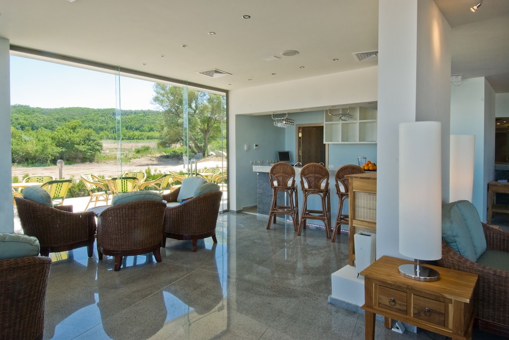 Elegante lounge bij ingang van South Pearl Residence Sozopol