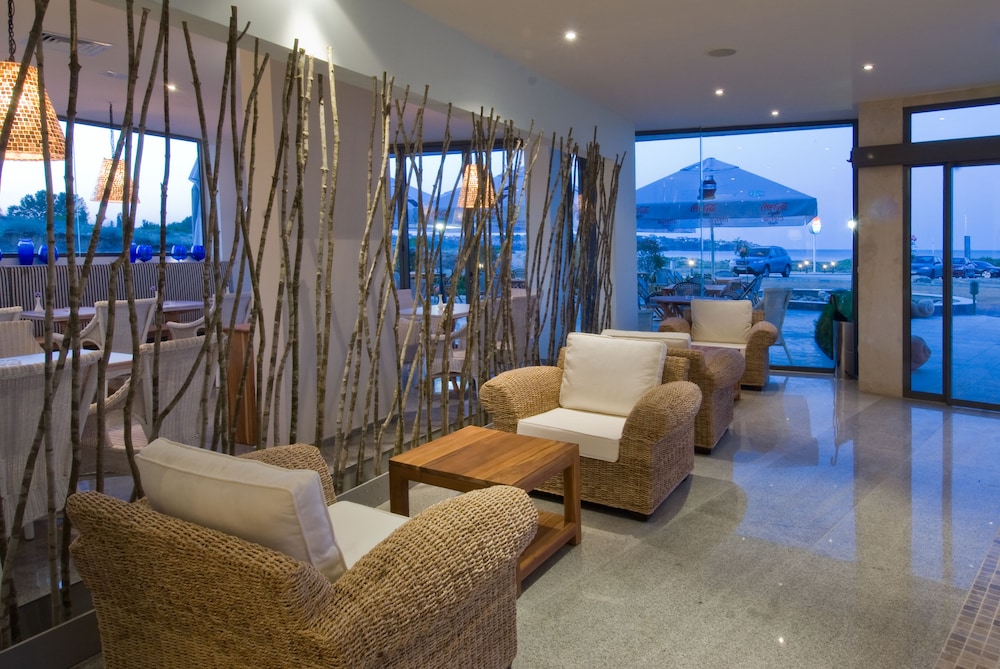 Moderne lobby met zitgelegenheid aan het water