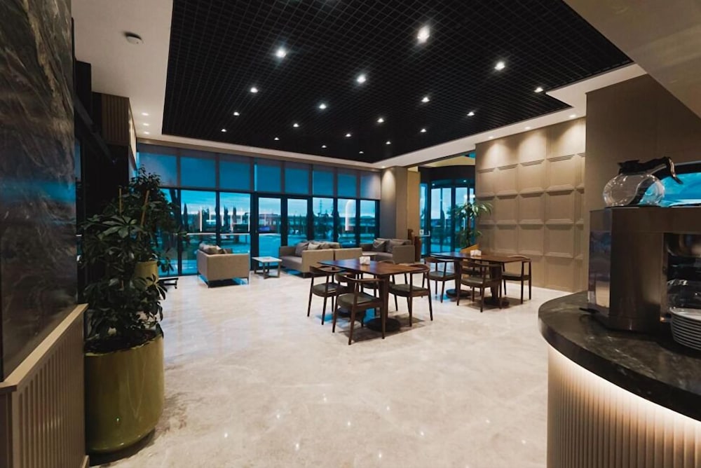 Elegante zithoek in de lobby van Stillo Business Hotel & SPA