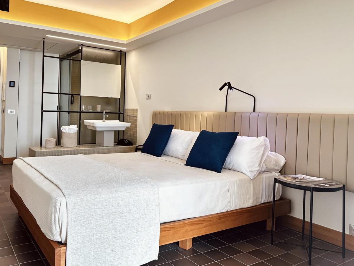 een slaapkamer met een groot bed en een badkamer bij Hotel SunClub CalaVinya - Adults Recommended in Salou