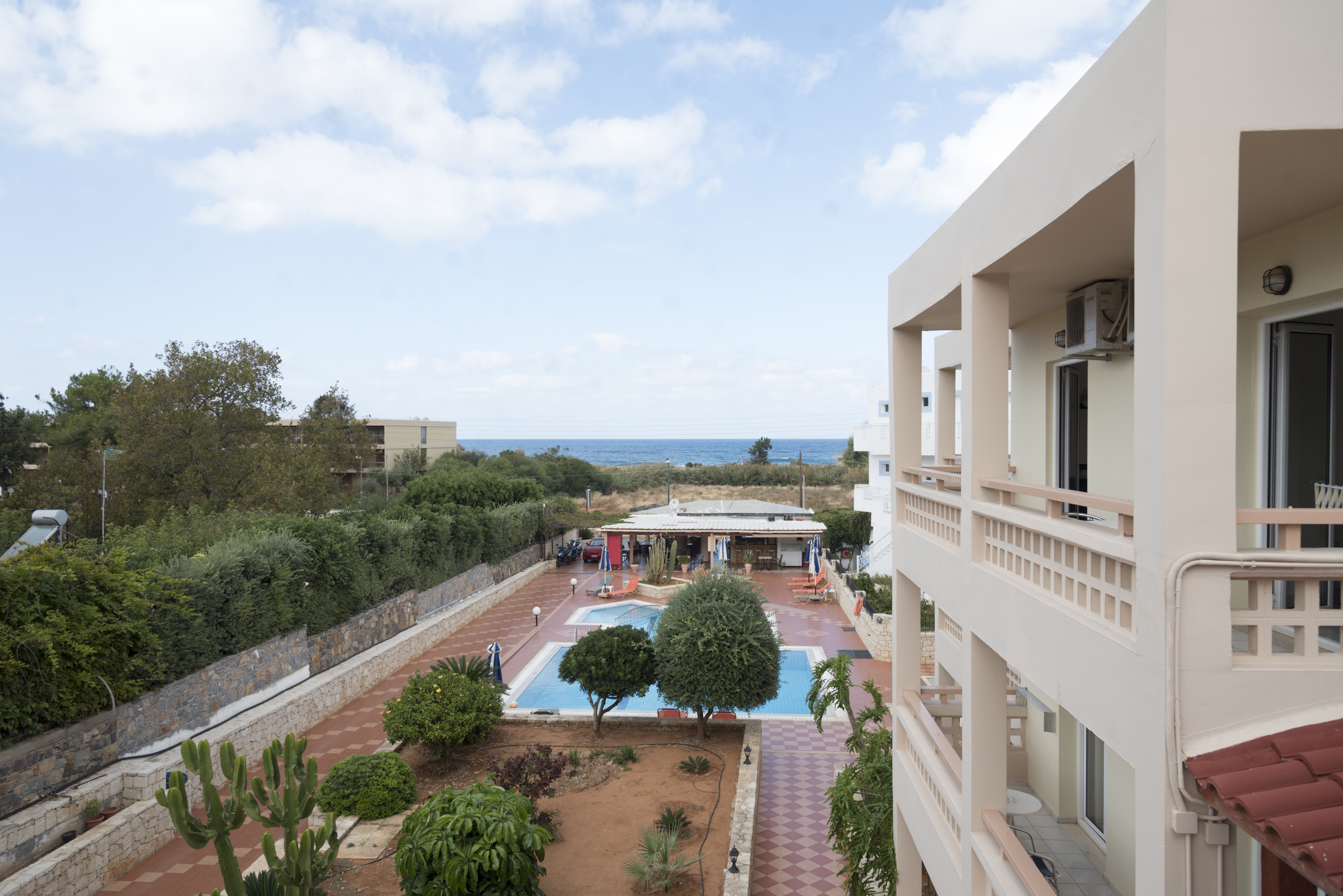 Zeezicht vanaf het balkon — Sunset Studios & Apartments by Estia