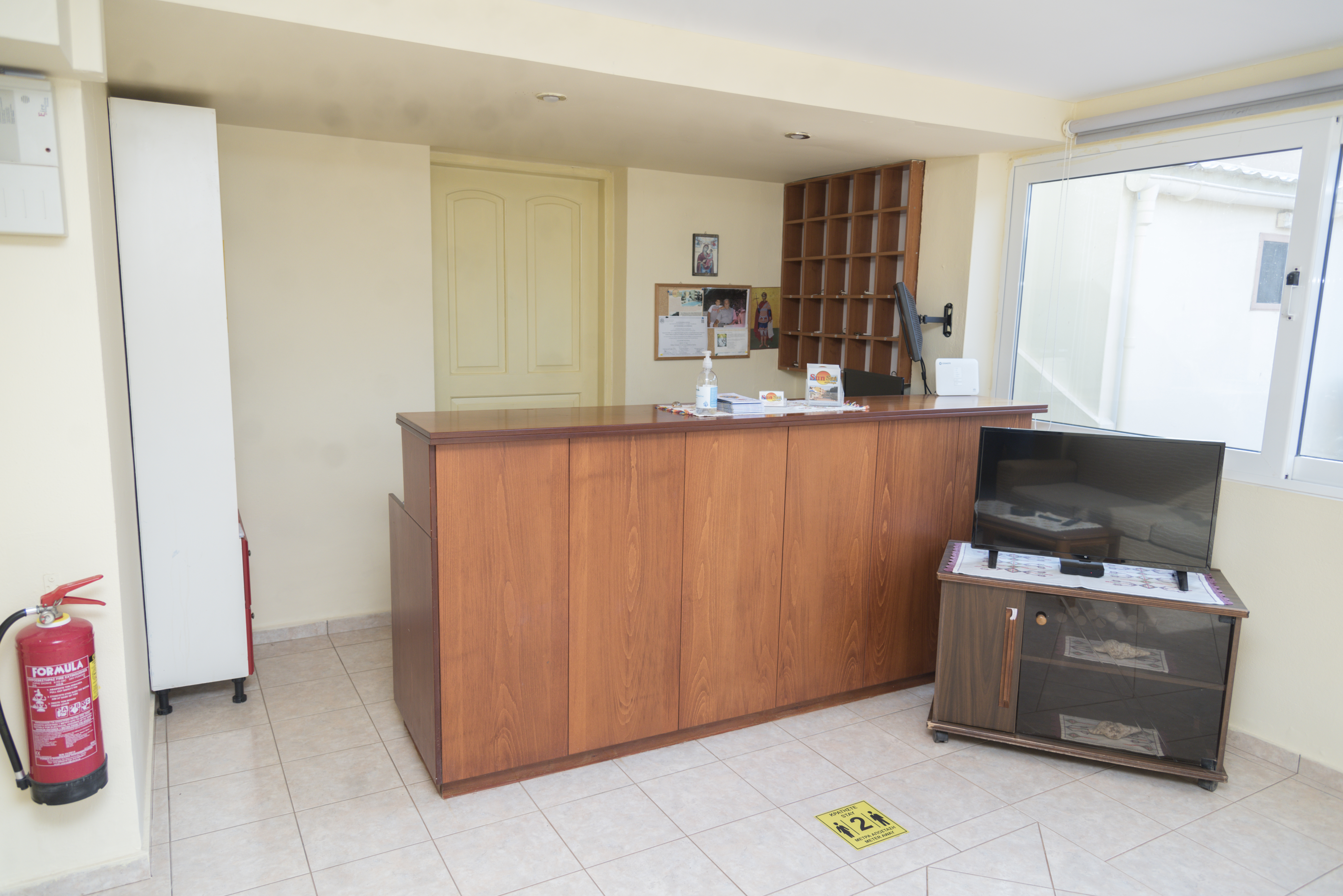 Lobby met receptie — Sunset Studios & Apartments by Estia