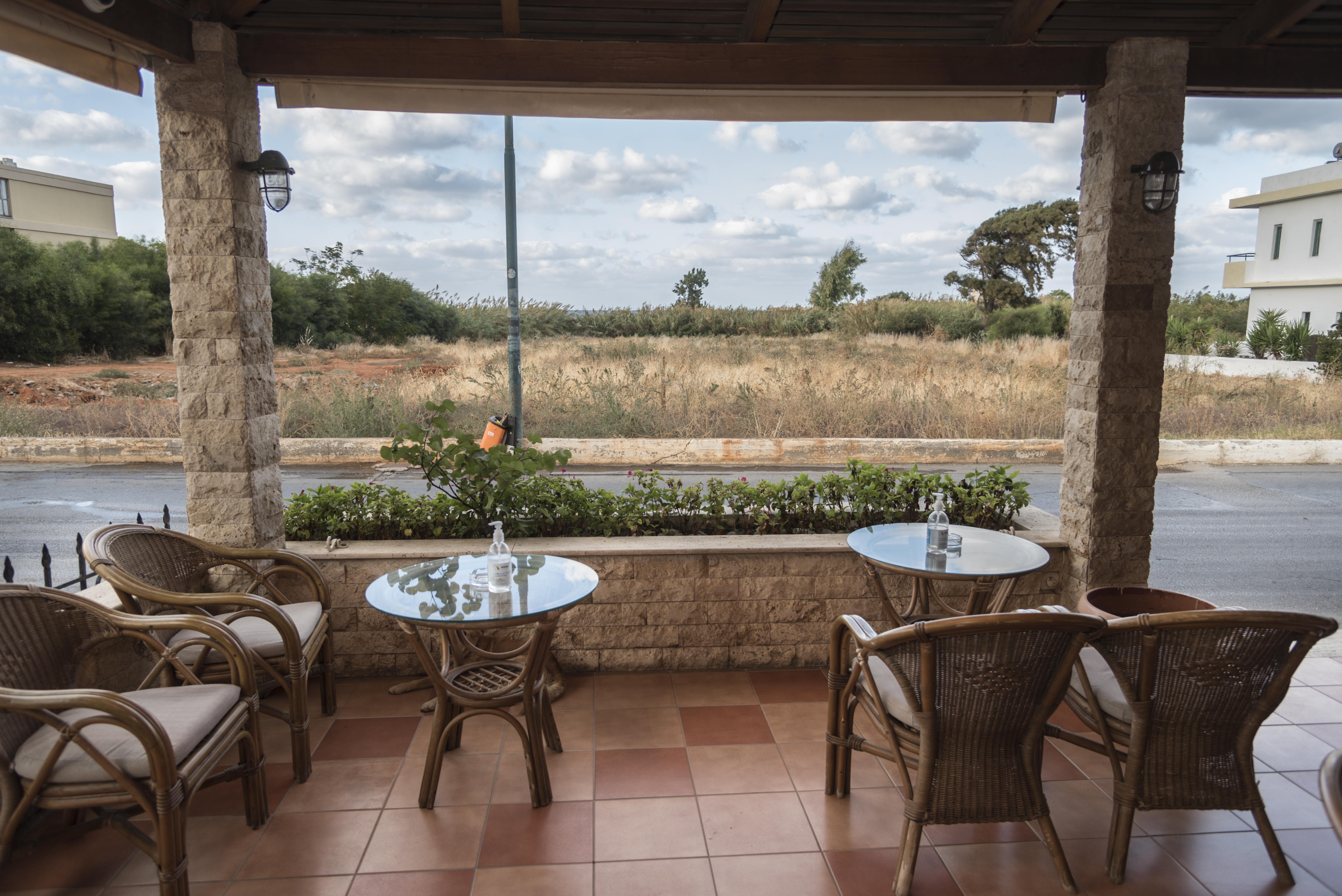 Restaurantterras buiten — Sunset Studios & Apartments by Estia