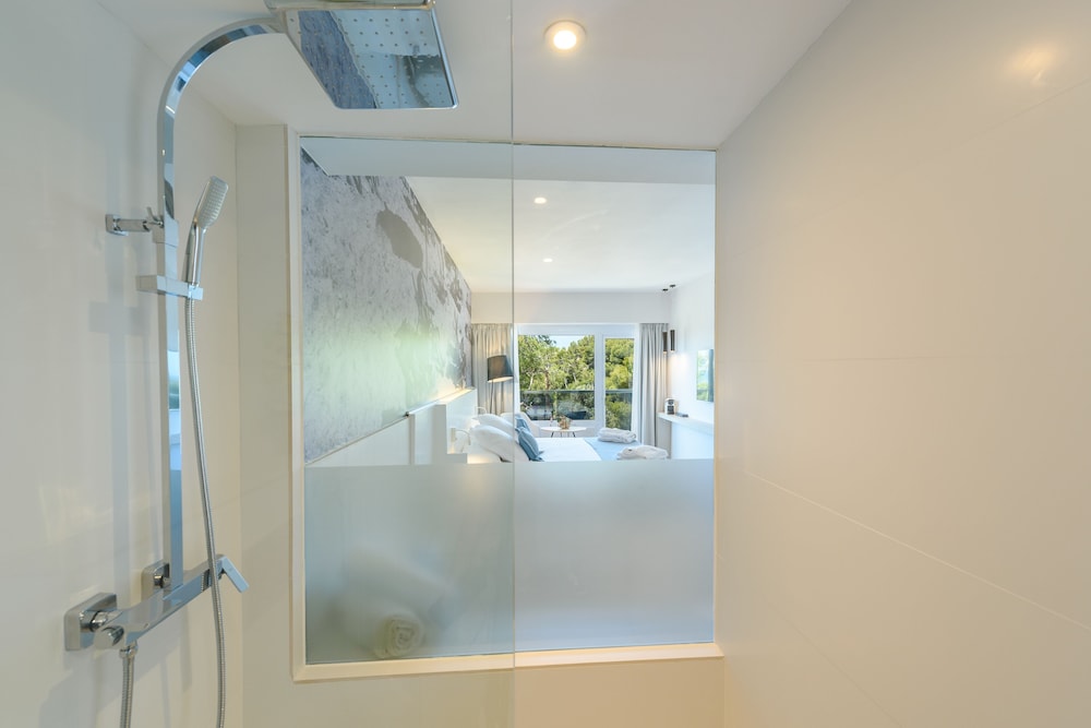 Spacieuse slaapkamer met natuurlijk licht in Tacande Portals Wellness