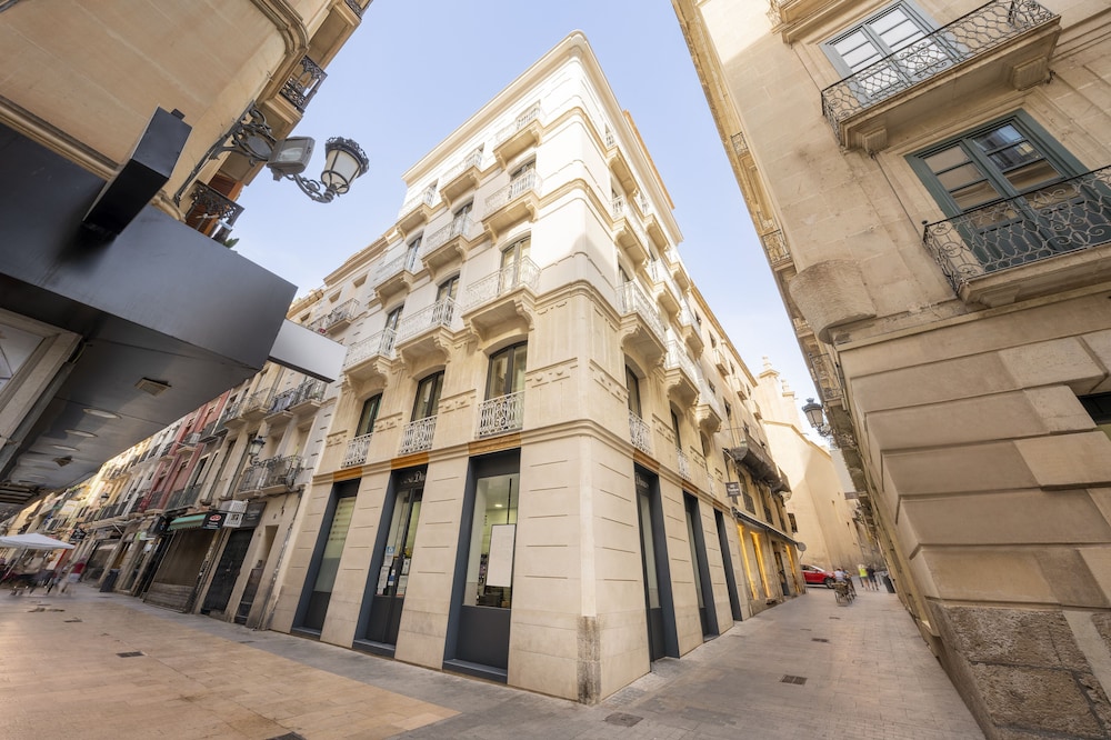 Straataanzicht van Tandem Pórtico Alicante Suites hotel
