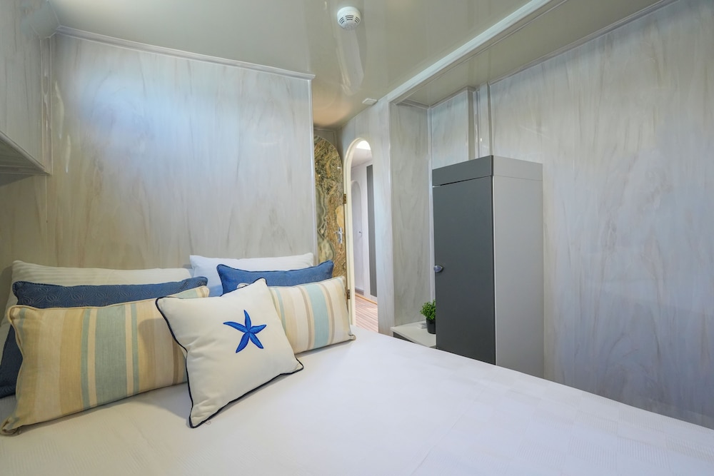 Luxe slaapkamer met zeezicht in Tarsu Yacht Hotel