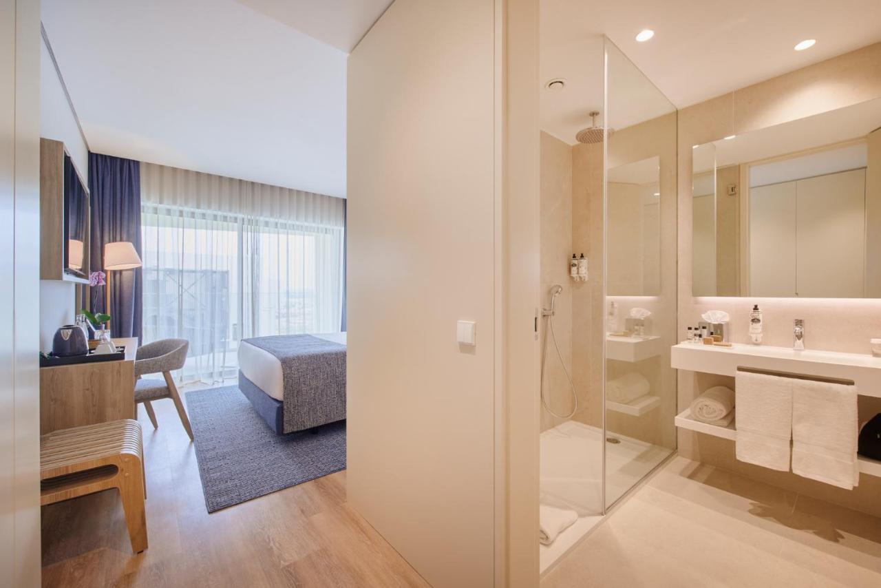 Badkamer met inloopdouche — The Editory by the Sea Lagos