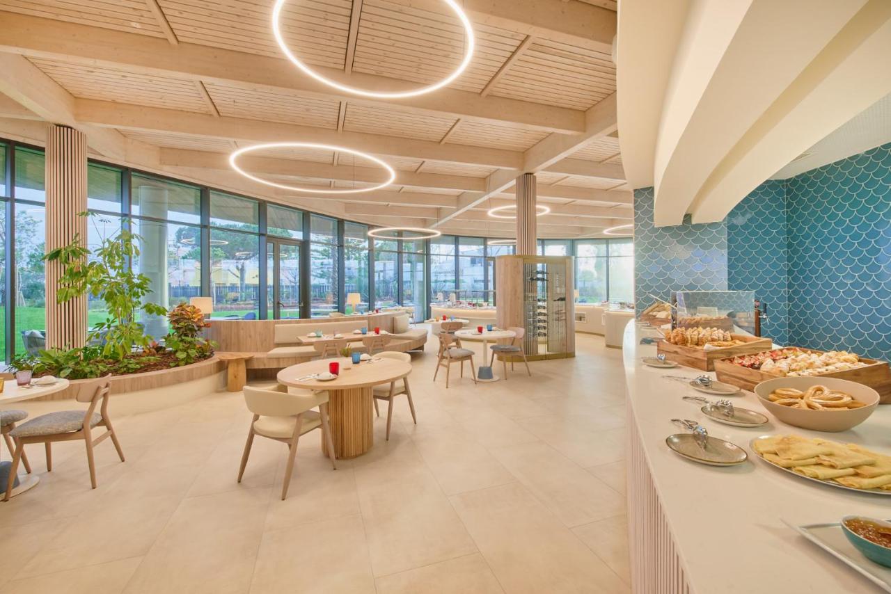 Restaurant met gedekte tafels — The Editory by the Sea Lagos