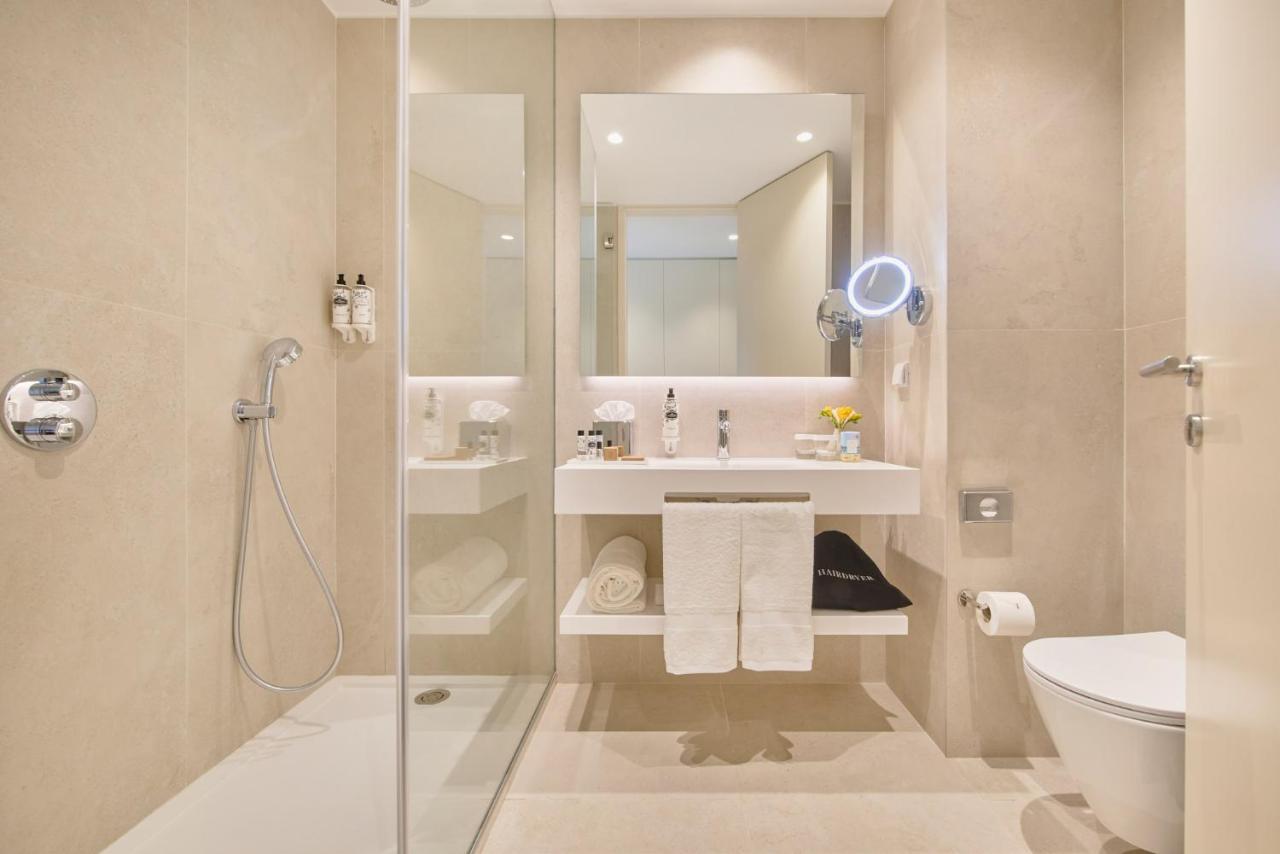 Badkamer met ligbad — The Editory by the Sea Lagos