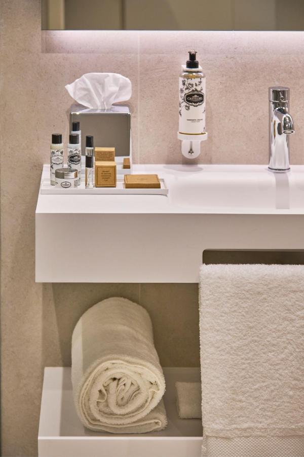 Badkamer met ligbad — The Editory by the Sea Lagos