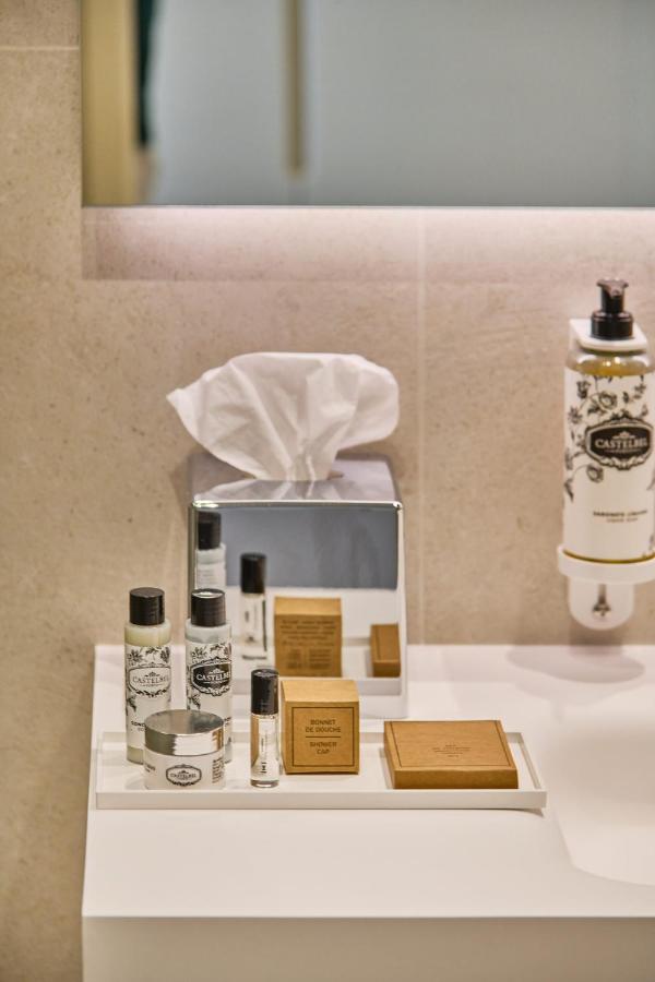 Badkamer met inloopdouche — The Editory by the Sea Lagos
