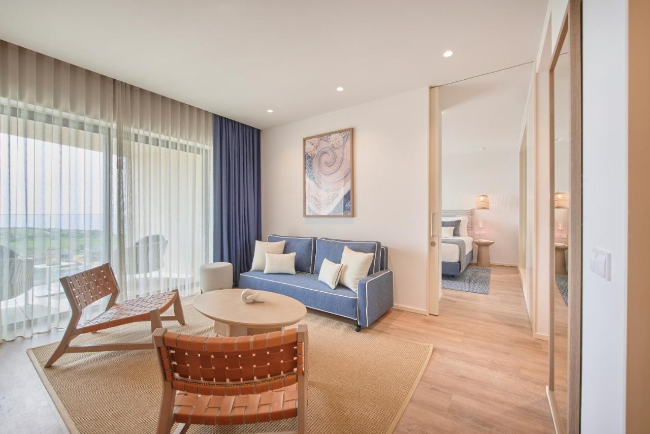 Suite met zithoek — The Editory by the Sea Lagos