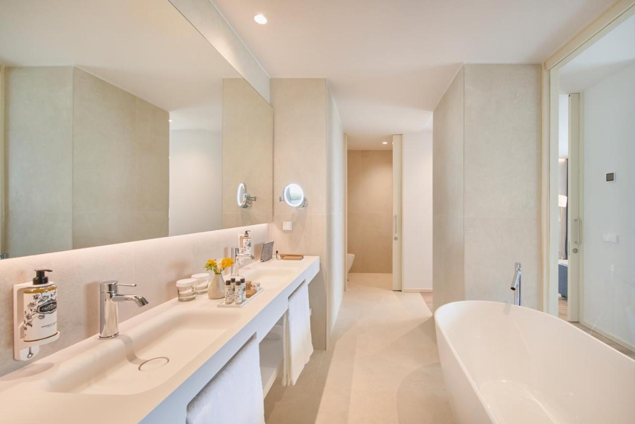 Badkamer met ligbad — The Editory by the Sea Lagos