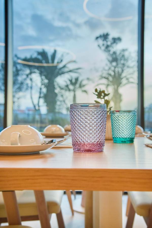 Bar met drankenselectie — The Editory by the Sea Lagos
