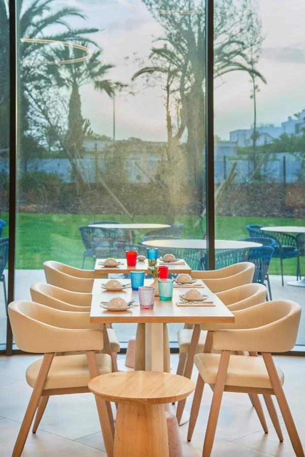 Restaurant met gedekte tafels — The Editory by the Sea Lagos